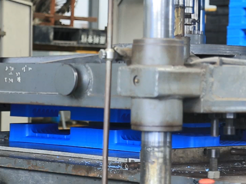 Plastic pallet welding process with high-frequency equipment for structural reinforcement