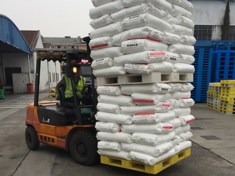 stackable plastic pallet use