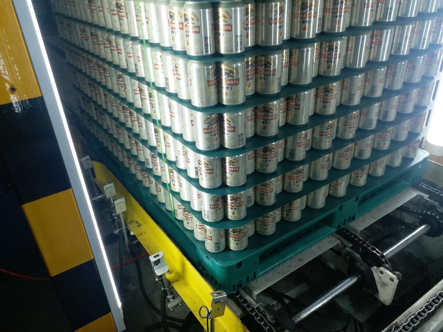 Beverage production line with conveyor compatible plastic pallets