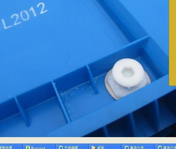 Rigid pallet box drain plug accessory