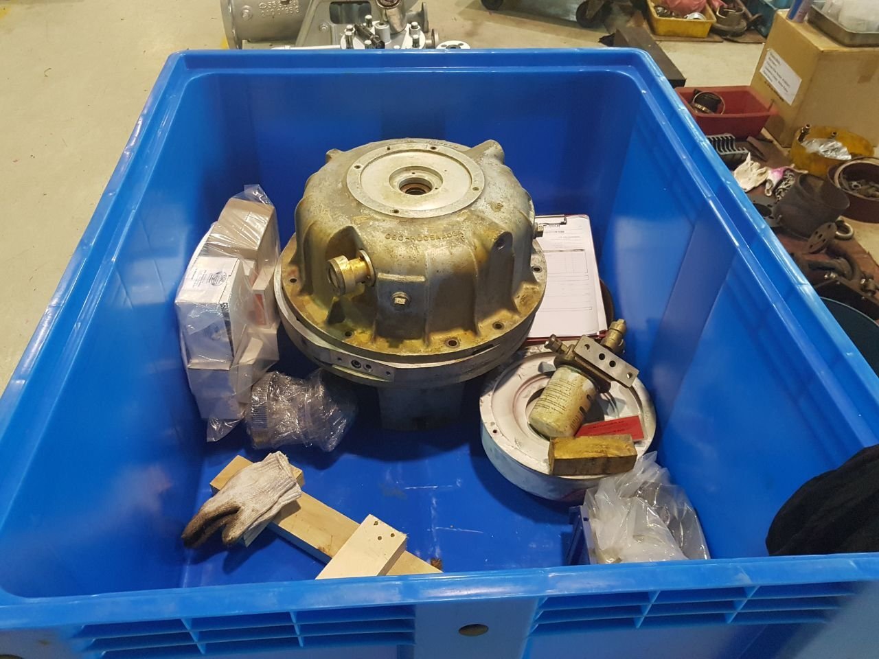 Industrial rigid pallet container for automotive parts storage