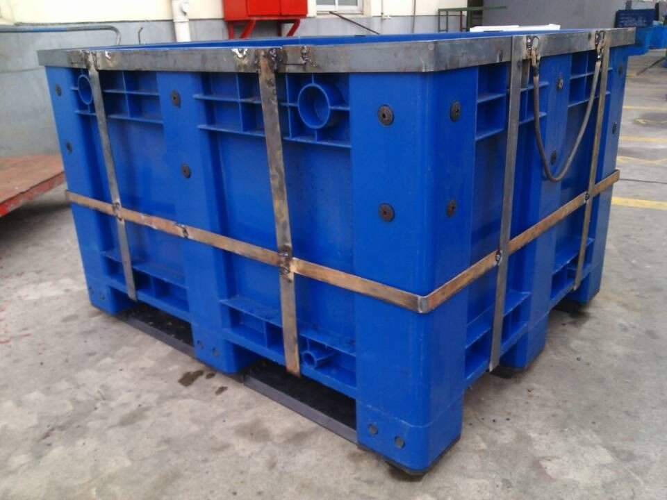 Rigid plastic pallet container for construction materials