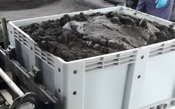 Rigid plastic pallet box for waste recycling industry
