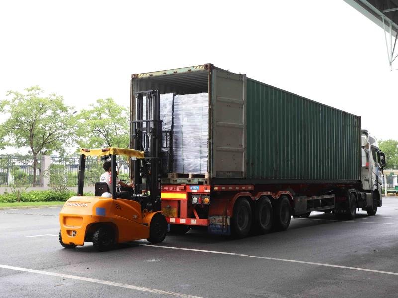Sleeve pack containers prepared for shipment