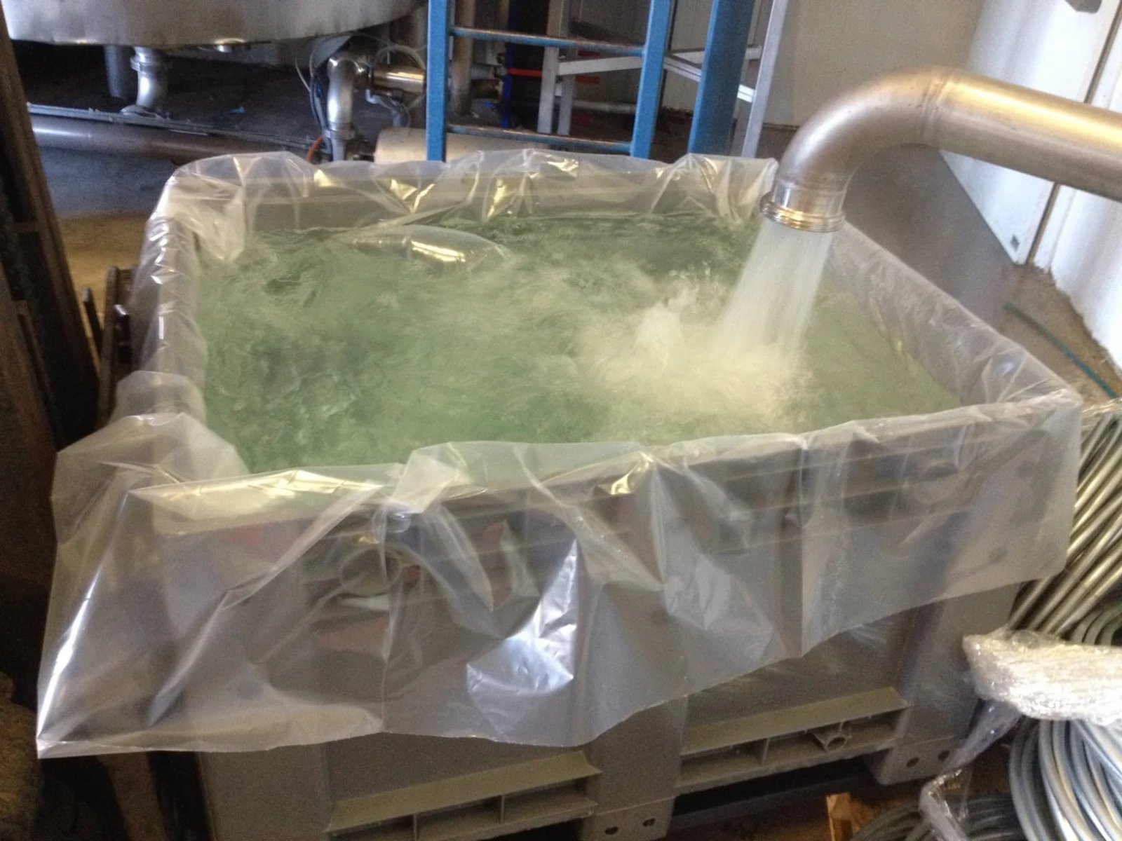 Vented rigid pallet box with drain hole for aquaculture