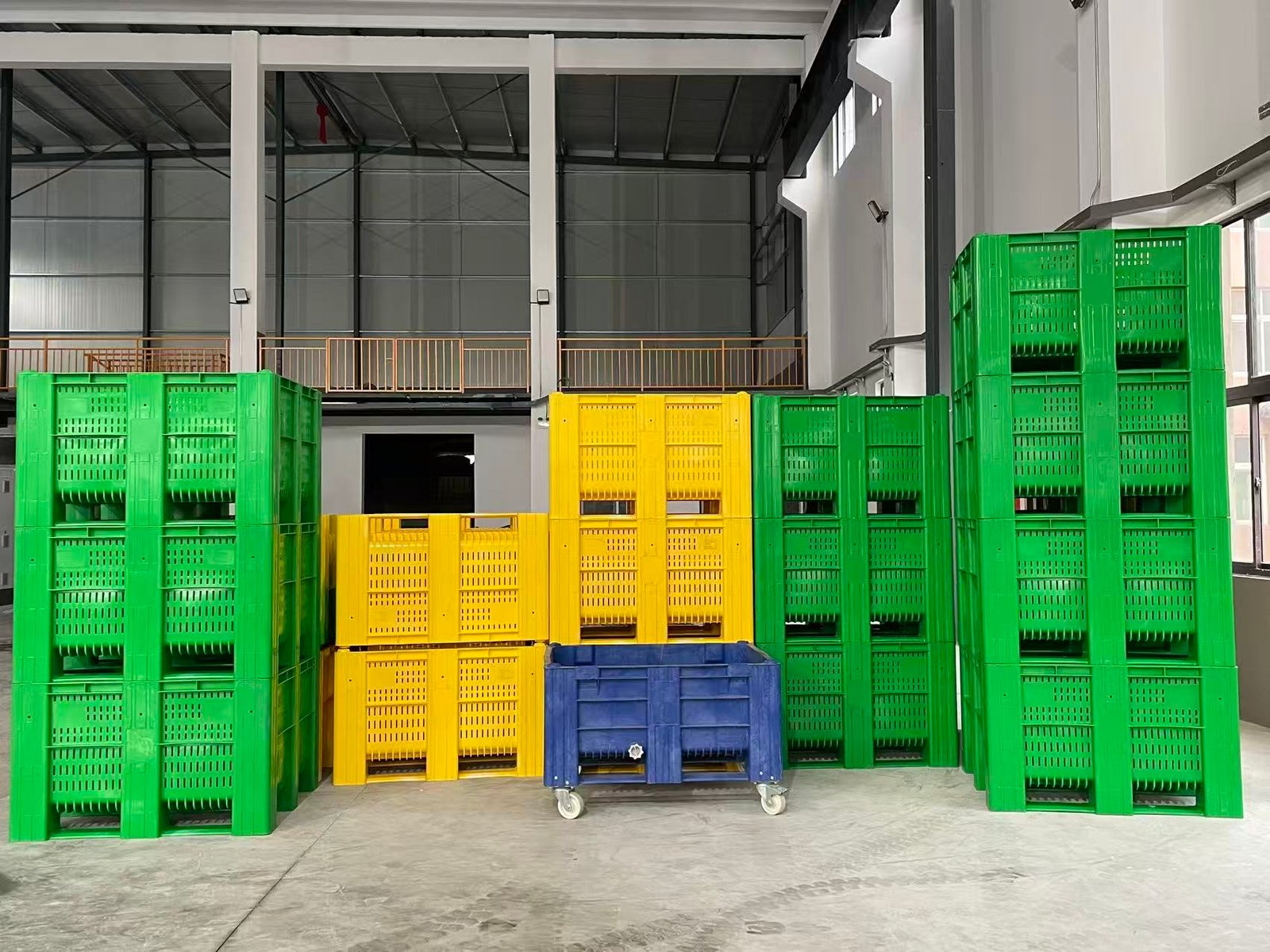 Vented plastic pallet box with ventilated sides and base
